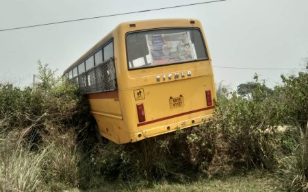 ଖାତରେ ଝୁଲି ରହିଲା ସ୍କୁଲବସ । ଏକ ବଡ ଦୁର୍ଘଟଣା ବର୍ତ୍ତିଗଲା