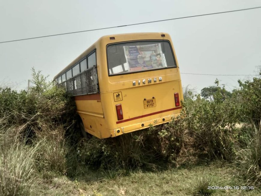 ଖାତରେ ଝୁଲି ରହିଲା ସ୍କୁଲବସ । ଏକ ବଡ ଦୁର୍ଘଟଣା ବର୍ତ୍ତିଗଲା